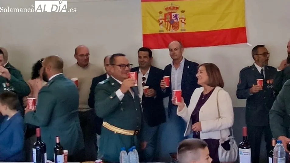Foto 6 - Pe&ntilde;aranda acompa&ntilde;a a la Guardia Civil en su d&iacute;a grande