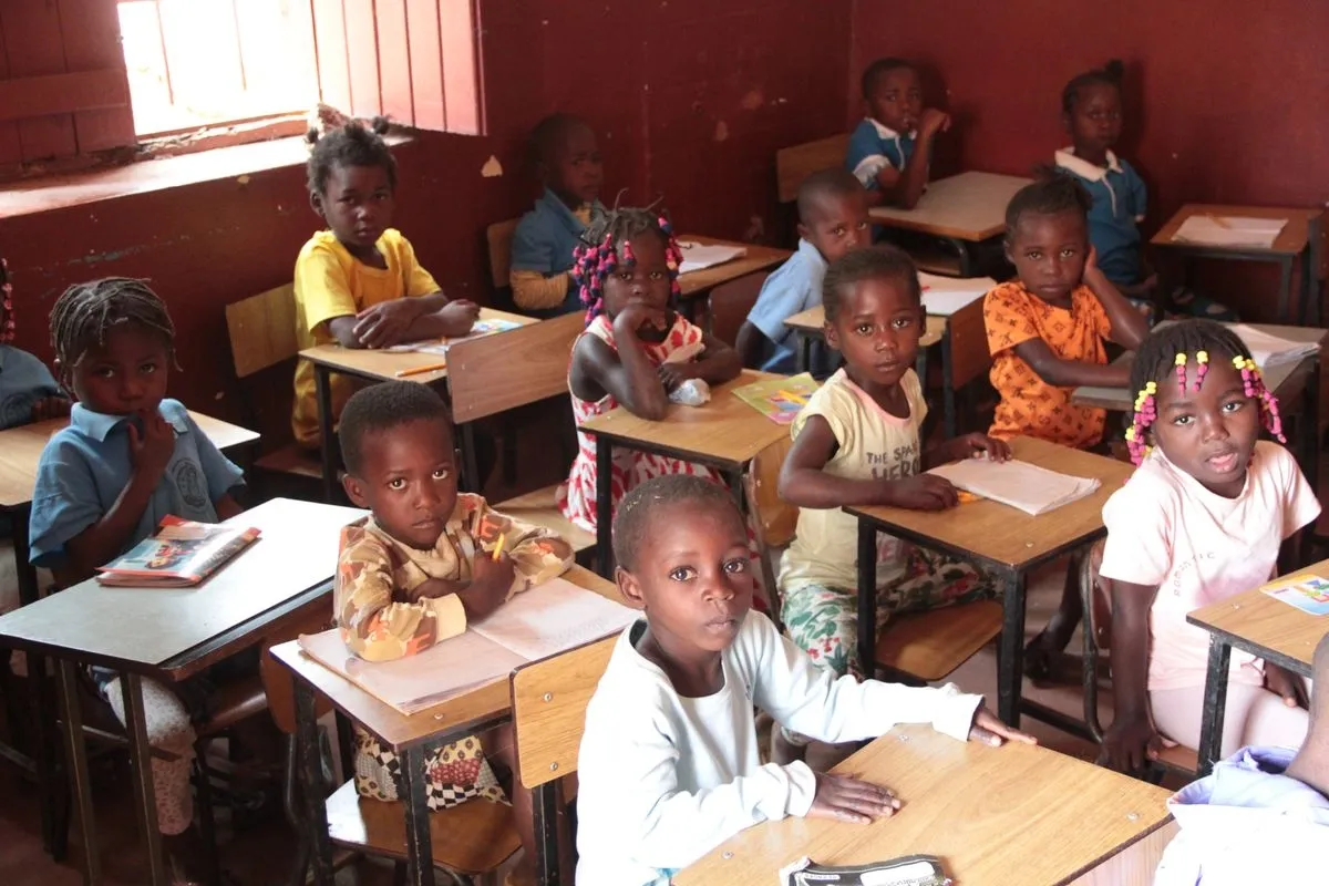 Un aula en una aldea de Angola