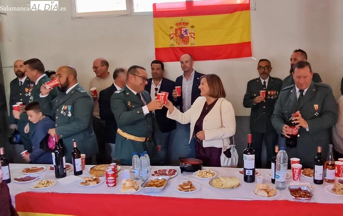 Foto 8 - Pe&ntilde;aranda acompa&ntilde;a a la Guardia Civil en su d&iacute;a grande