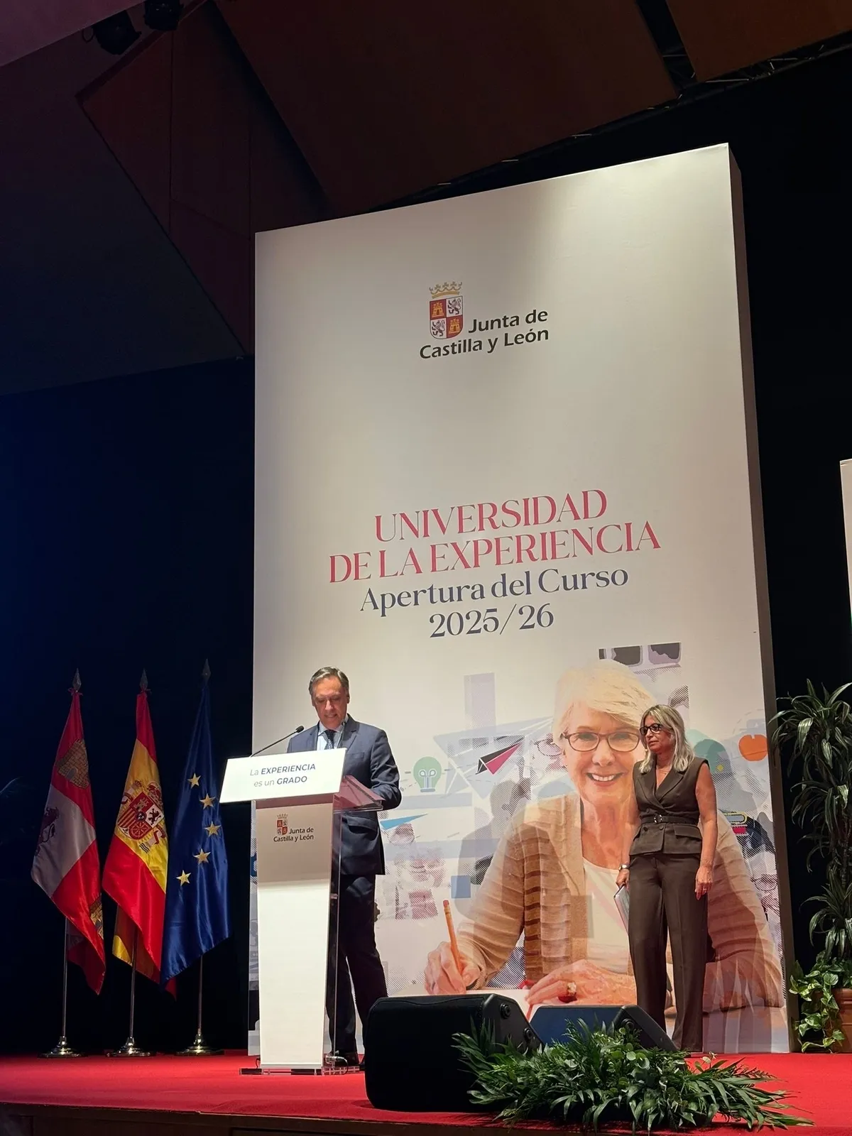 Foto 4 - Alumnos mirobrigenses de la Universidad de la Experiencia asisten a la inauguraci&oacute;n en Salamanca