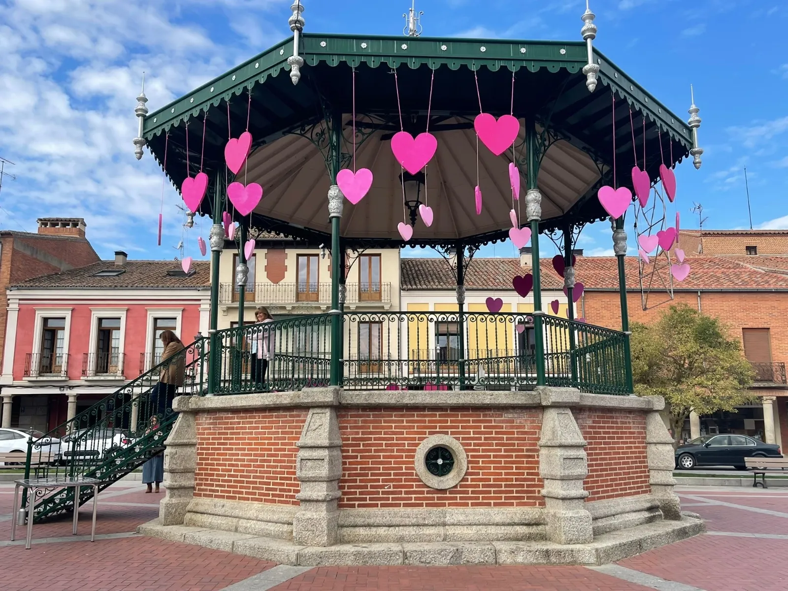 Foto 6 - Corazones y un lazo rosa gigante y luminoso para concienciar sobre el c&aacute;ncer de mama 