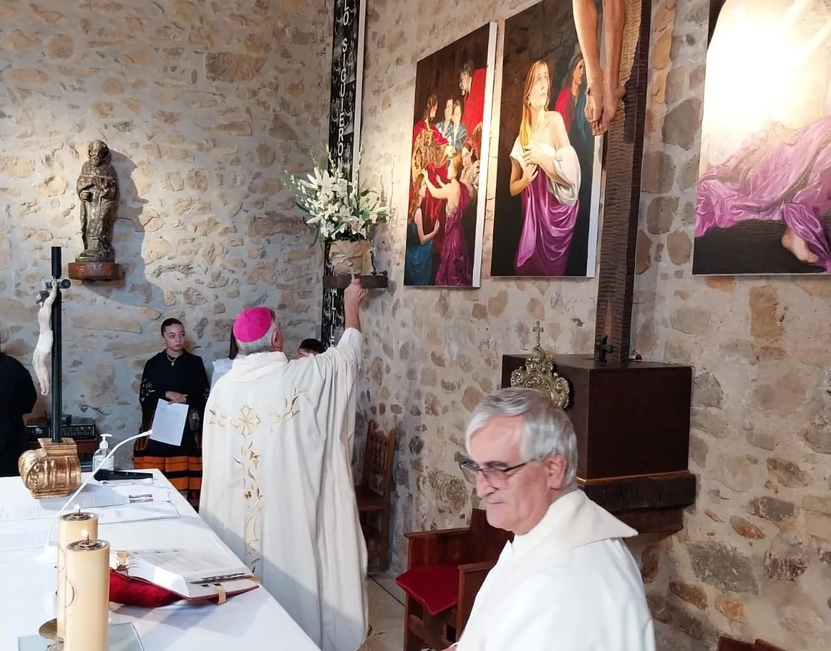 Foto 3 - Bendecidas las nuevas im&aacute;genes del frontal del presbiterio de la Iglesia de El Ma&iacute;llo