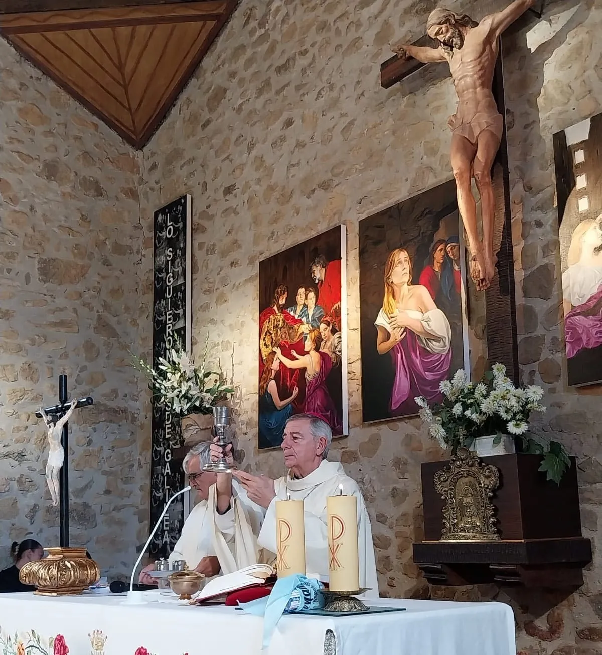 Foto 4 - Bendecidas las nuevas im&aacute;genes del frontal del presbiterio de la Iglesia de El Ma&iacute;llo