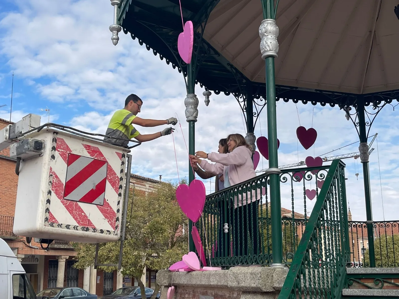 Foto 5 - Corazones y un lazo rosa gigante y luminoso para concienciar sobre el c&aacute;ncer de mama 