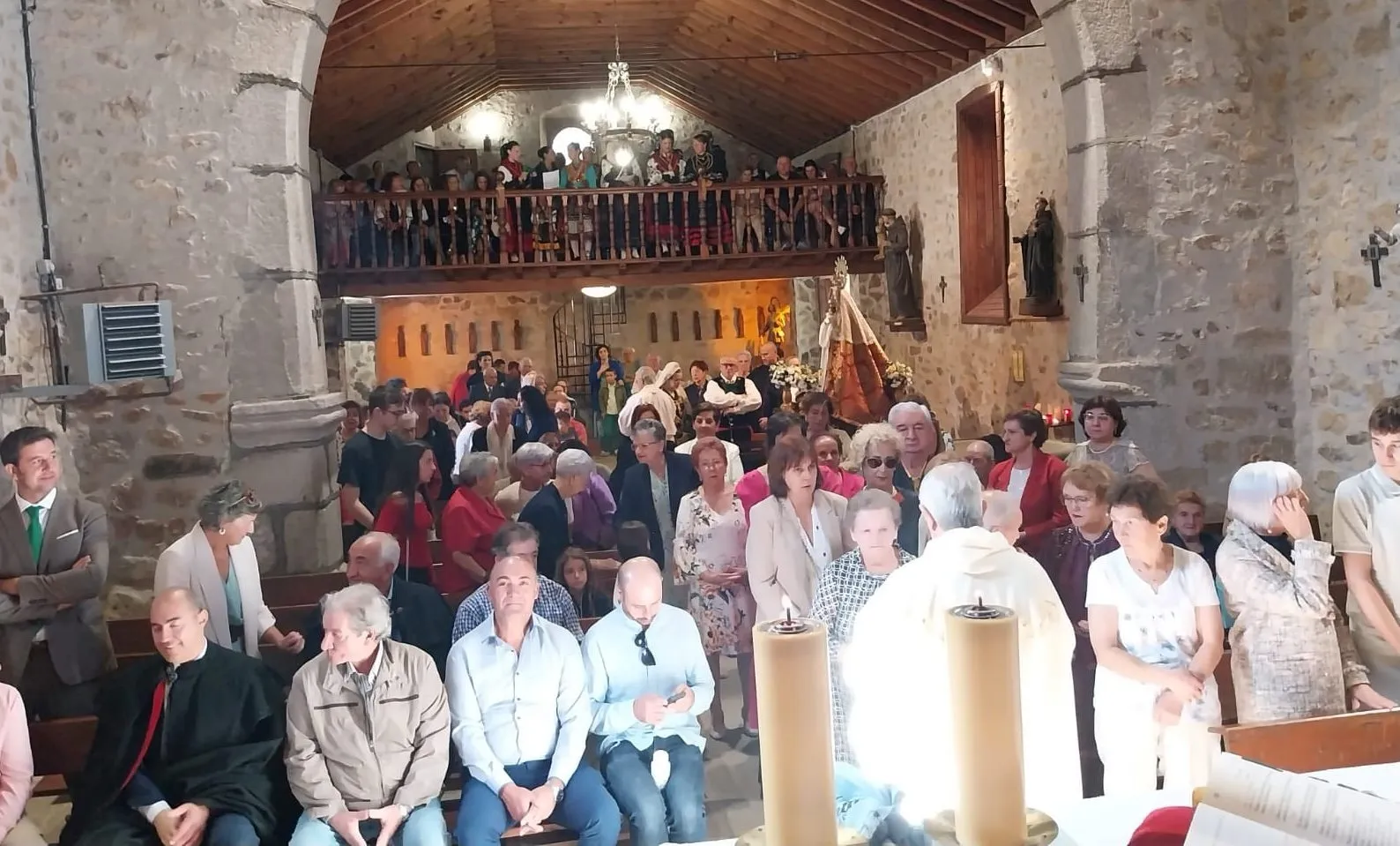 Foto 9 - Bendecidas las nuevas im&aacute;genes del frontal del presbiterio de la Iglesia de El Ma&iacute;llo