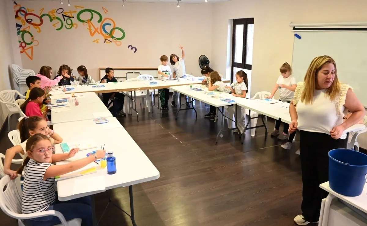 Foto 4 - Una veintena de chavales dibujan c&oacute;mo se imaginan que ser&aacute;n de mayores