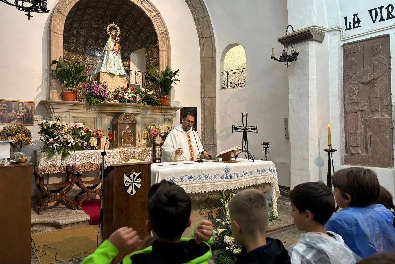 Foto 3 - Los involucrados en la Catequesis de Boada y La Fuente peregrinan a la Pe&ntilde;a de Francia