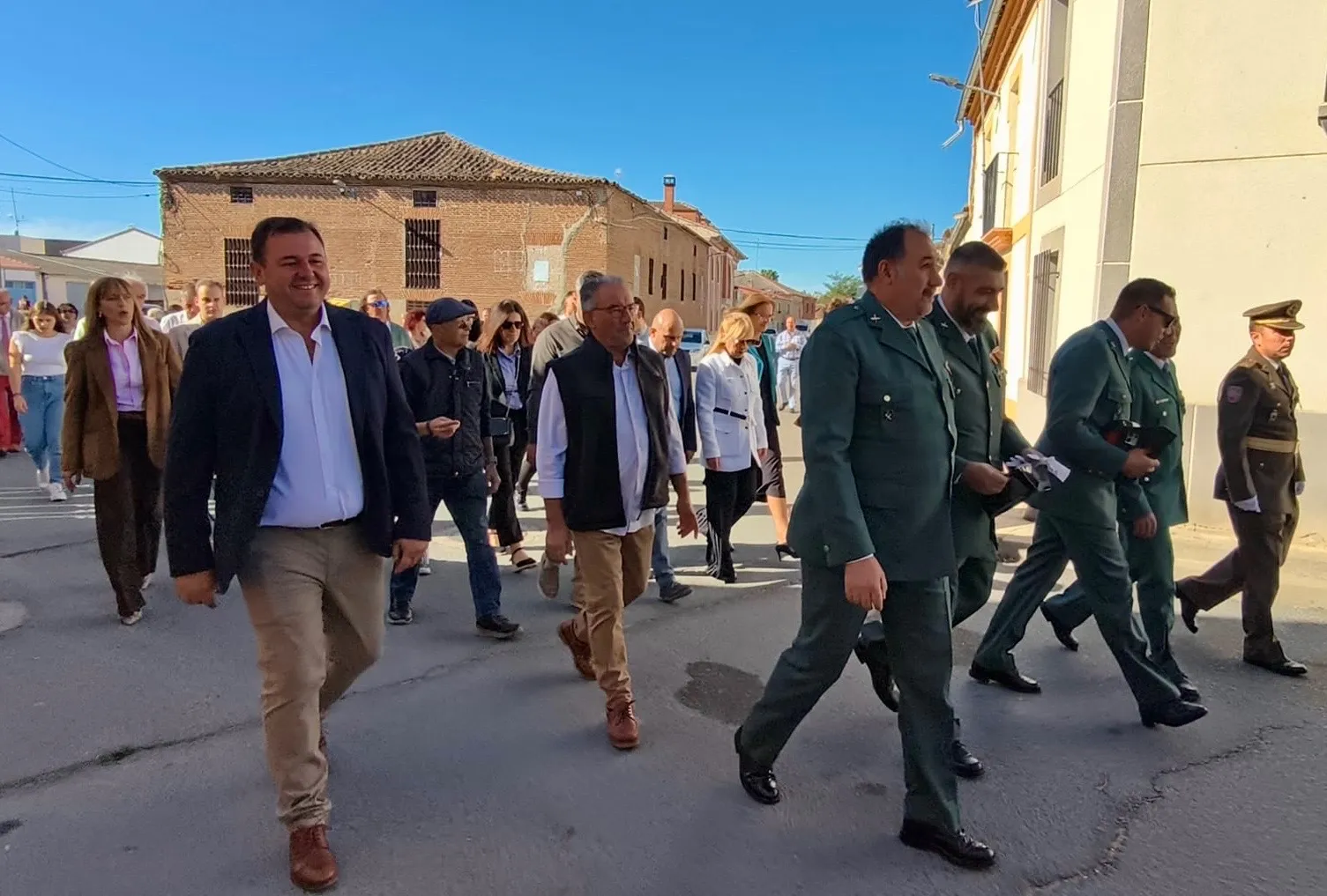 Foto 3 - Cari&ntilde;o y emoci&oacute;n para arropar a la Guardia Civil en Villoria, con un recuperado pasacalles y multitudinario festejo en honor a la Virgen del Pilar
