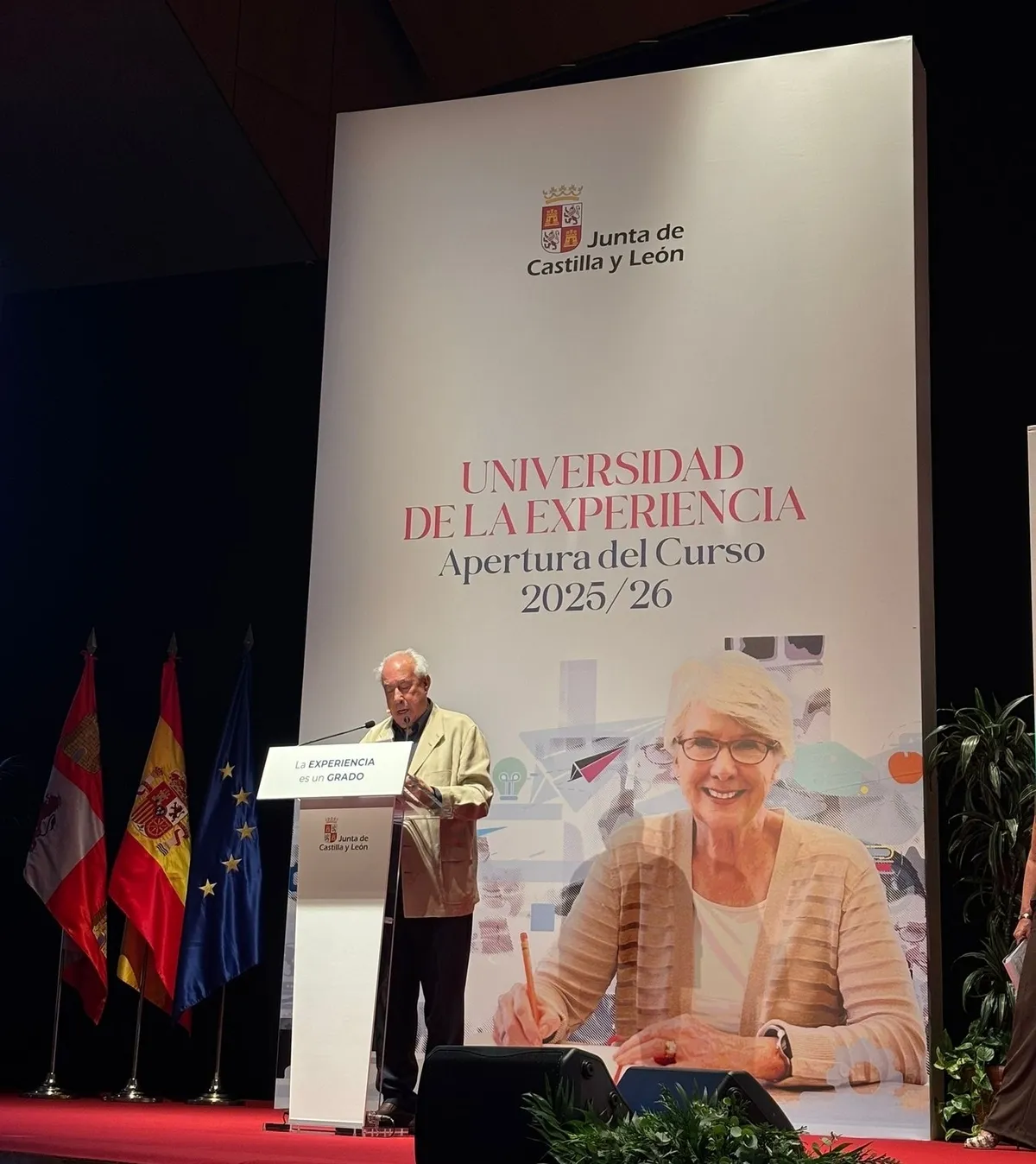 Foto 7 - Alumnos mirobrigenses de la Universidad de la Experiencia asisten a la inauguraci&oacute;n en Salamanca