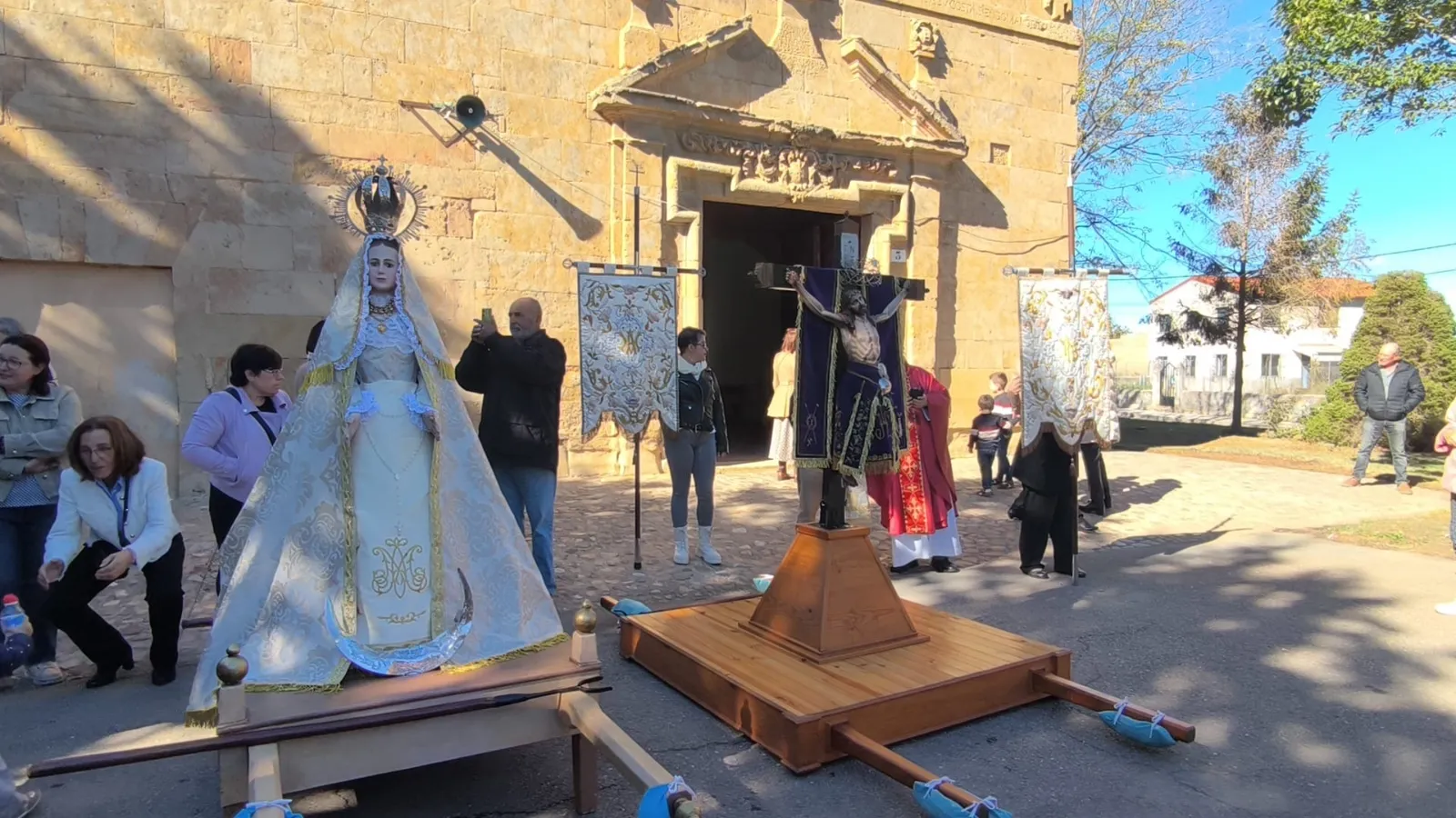 Foto 6 - El Cristo de Hornillos vuelve a las calles de Arabayona de M&oacute;gica arropado por vecinos y fieles