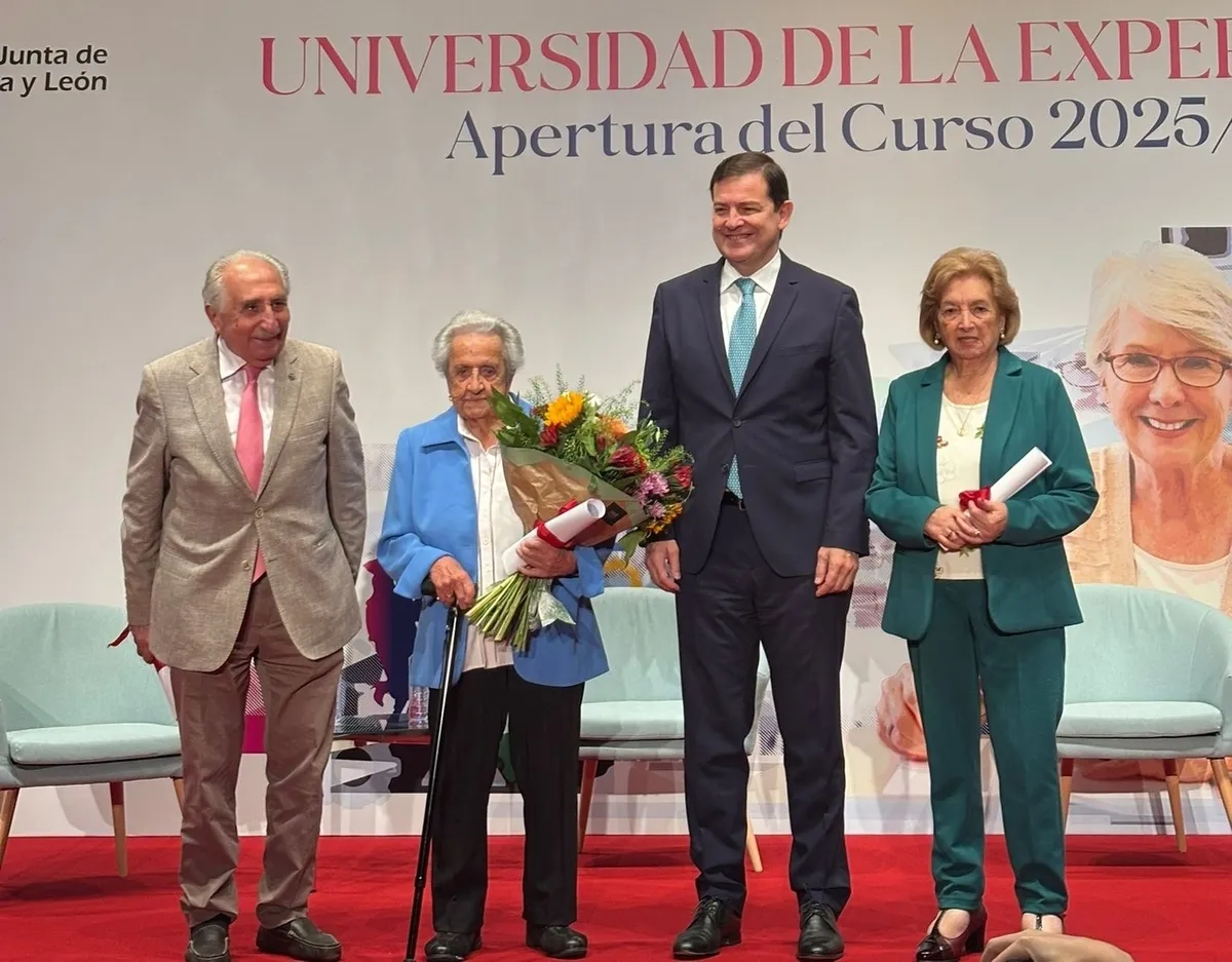 Foto 5 - Alumnos mirobrigenses de la Universidad de la Experiencia asisten a la inauguraci&oacute;n en Salamanca