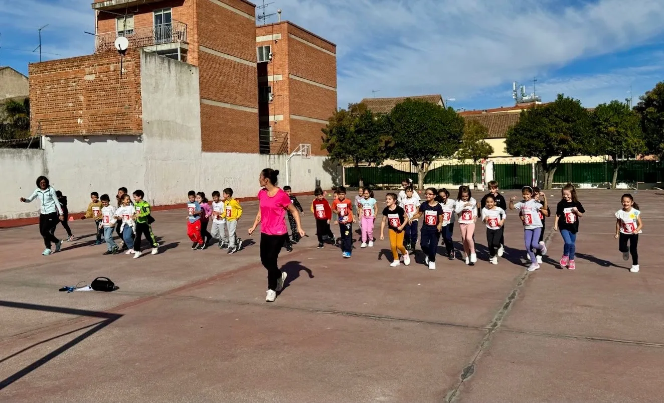 Foto 3 - El CEIP Miguel de Unamuno se viste de deporte y ganas para hacer &lsquo;kil&oacute;metros de solidaridad&rsquo; en favor de Save the Children&rsquo;