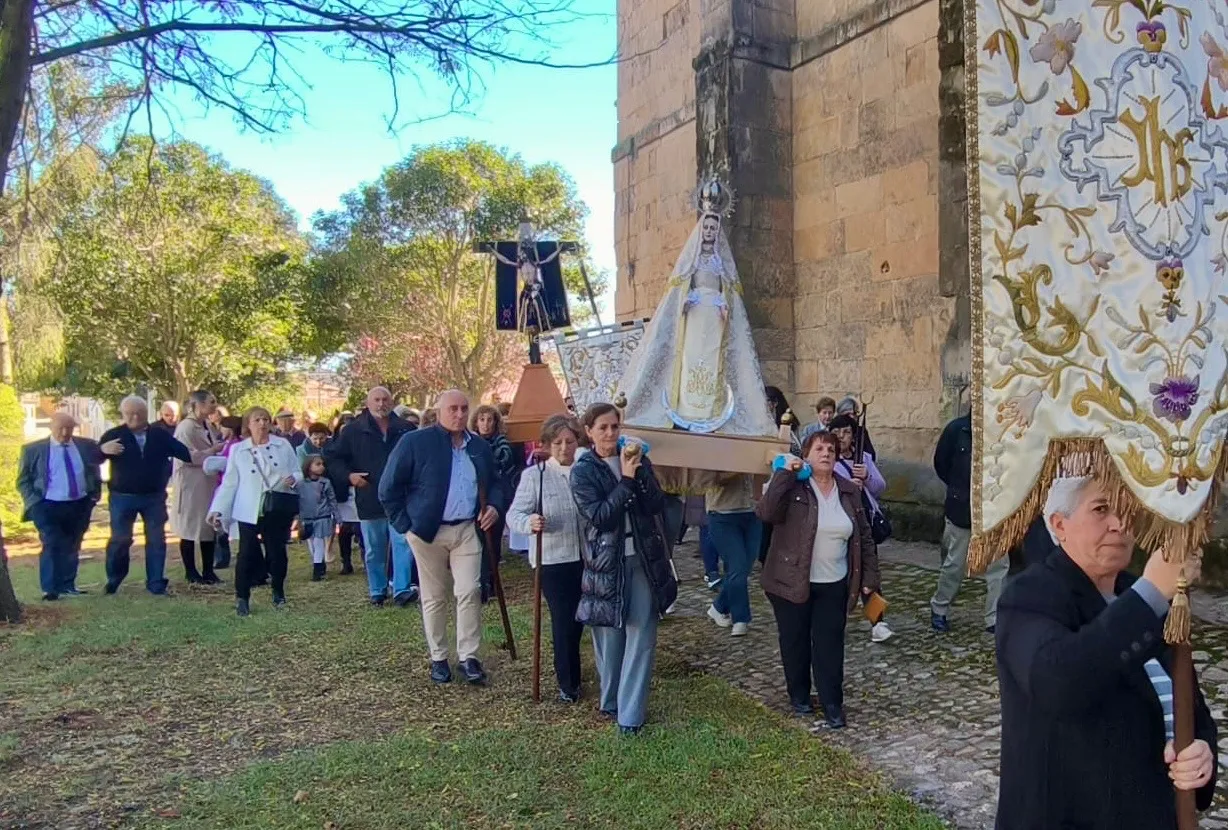 Foto 5 - El Cristo de Hornillos vuelve a las calles de Arabayona de M&oacute;gica arropado por vecinos y fieles