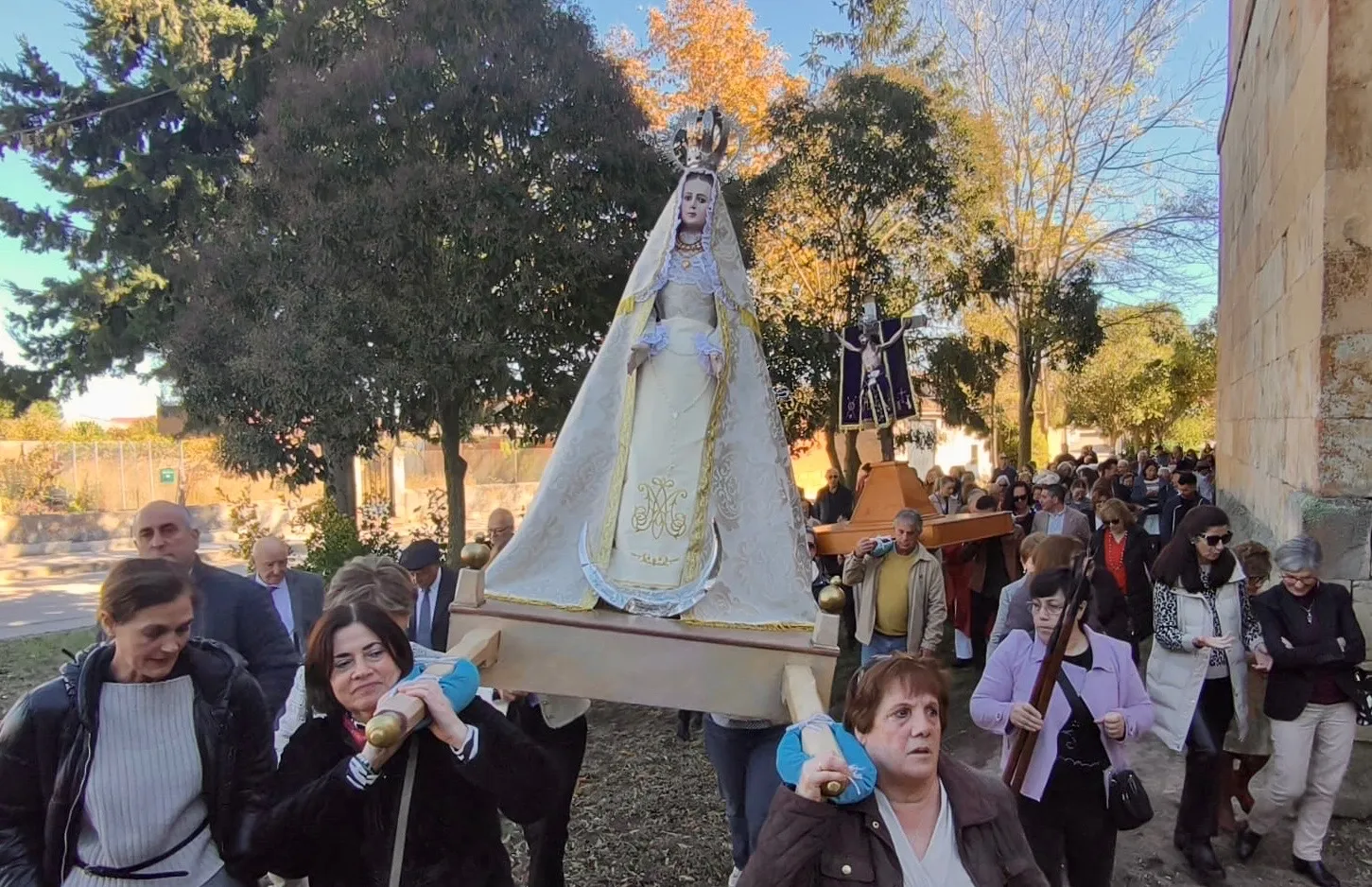 Foto 4 - El Cristo de Hornillos vuelve a las calles de Arabayona de M&oacute;gica arropado por vecinos y fieles