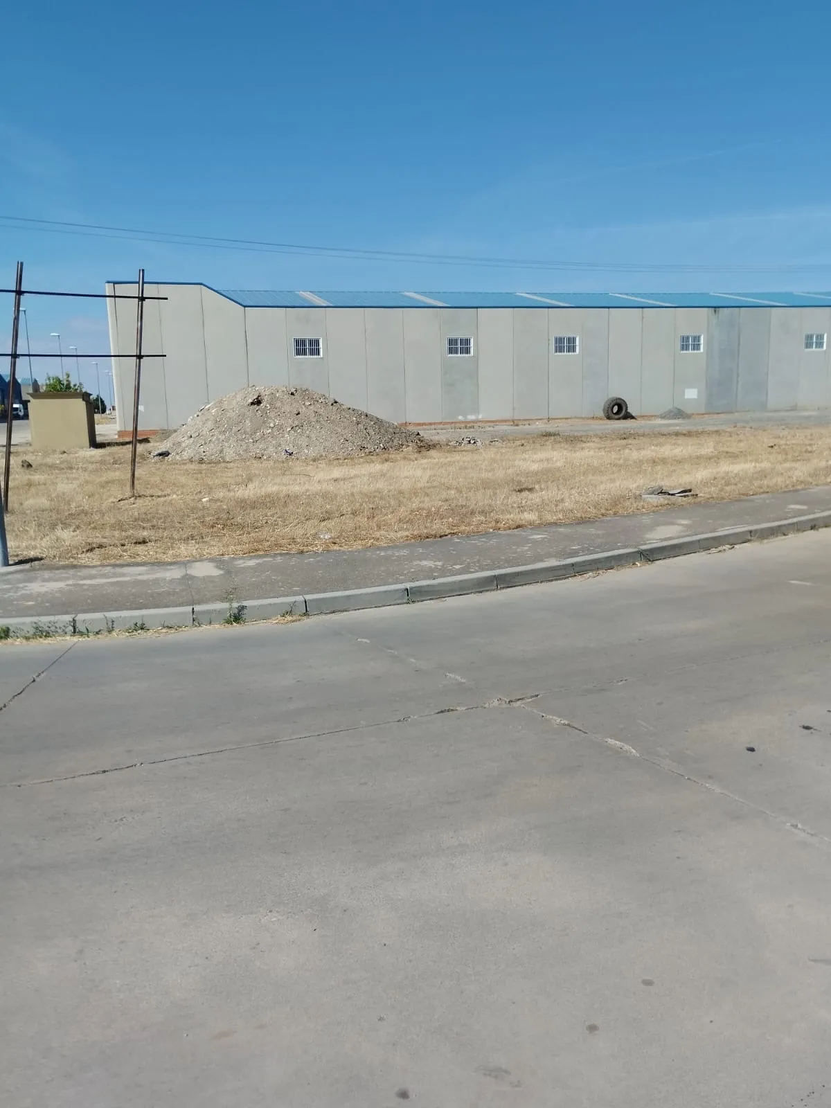Foto 2 - Pe&ntilde;aranda en Com&uacute;n denuncia la situaci&oacute;n de abandono de las zonas verdes del pol&iacute;gono industrial El Inestal