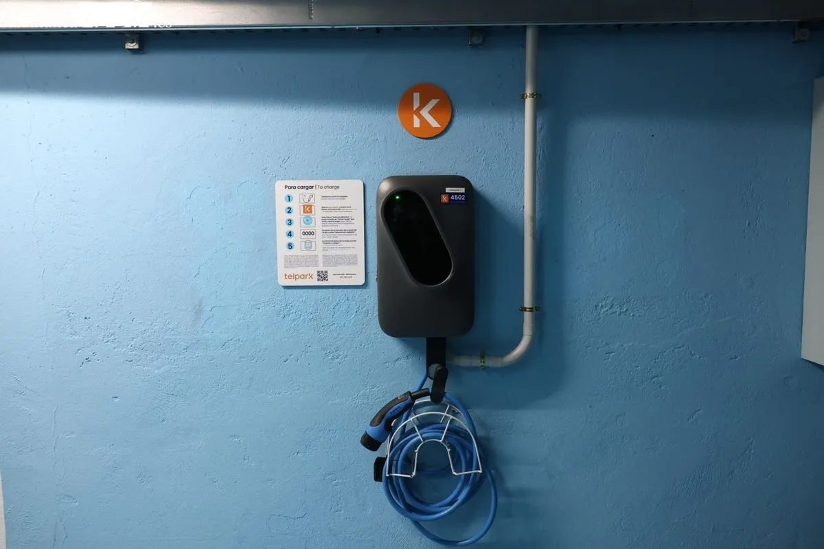 Puntos de recarga para coches eléctricos en el aparcamiento de Colón. Foto de David Sañudo