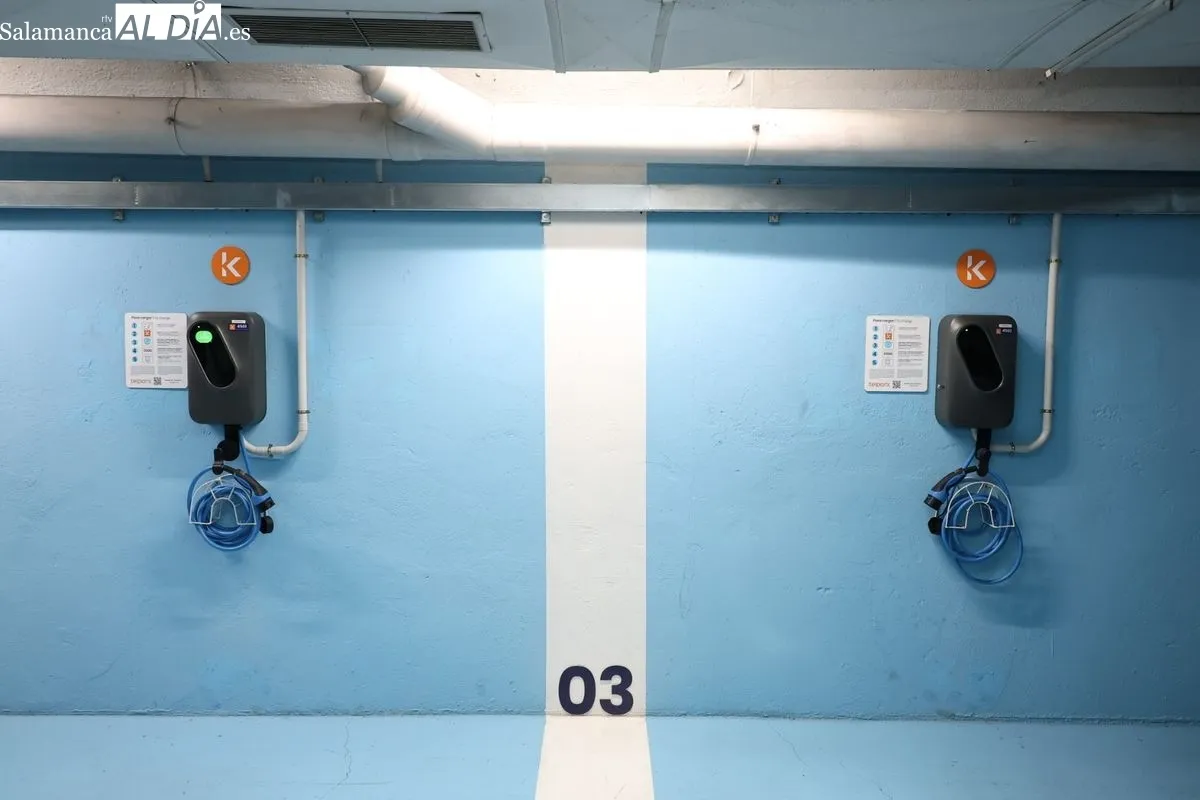Puntos de recarga para coches eléctricos en el aparcamiento de Colón. Foto de David Sañudo