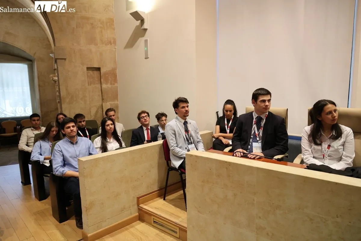 El concejal de Cultura y Turismo, Ángel Fernández, recibe a participantes del LVI Congreso Nacional de Representantes de Estudiantes. Foto de David Sañudo