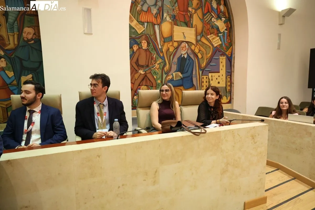 El concejal de Cultura y Turismo, Ángel Fernández, recibe a participantes del LVI Congreso Nacional de Representantes de Estudiantes. Foto de David Sañudo