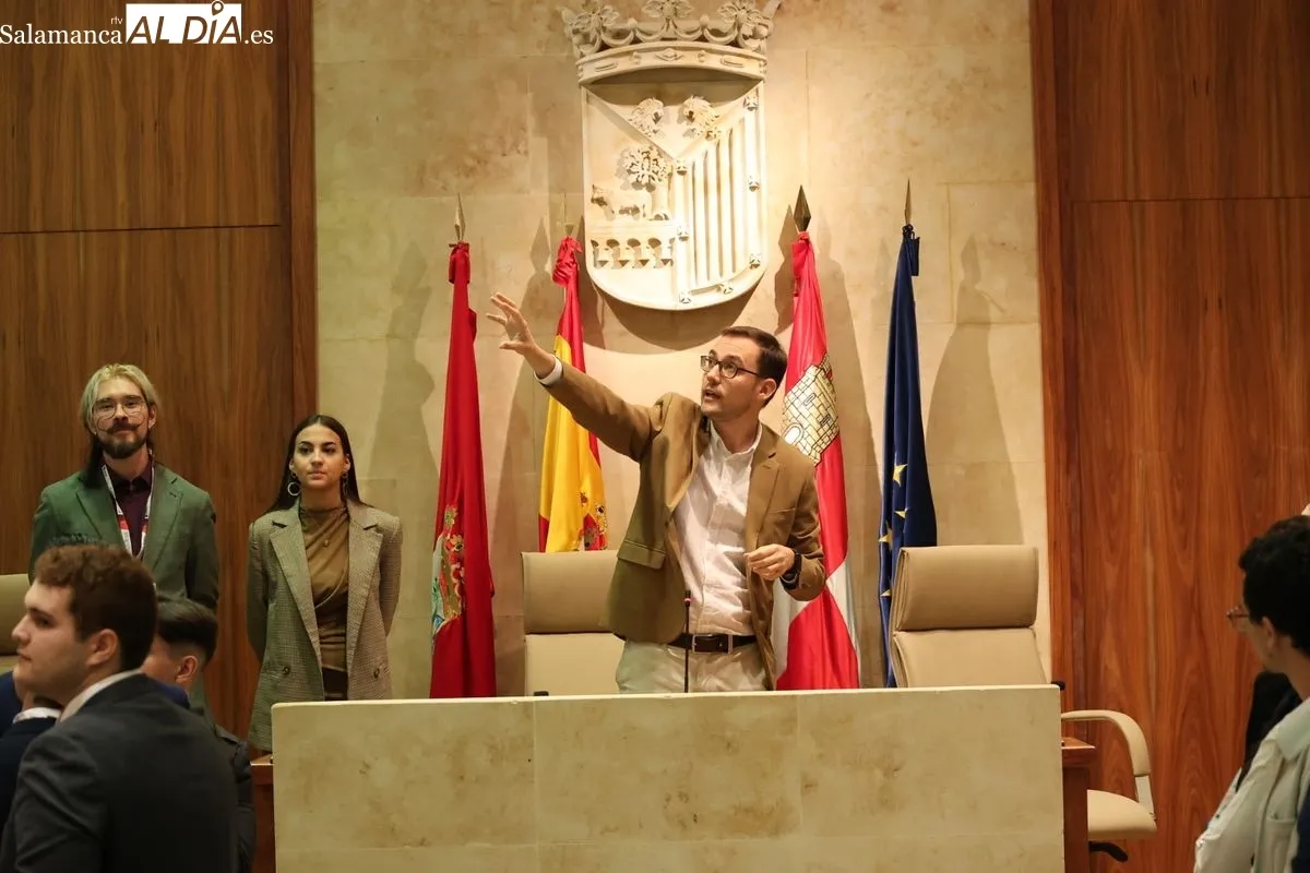 El concejal de Cultura y Turismo, Ángel Fernández, recibe a participantes del LVI Congreso Nacional de Representantes de Estudiantes. Foto de David Sañudo
