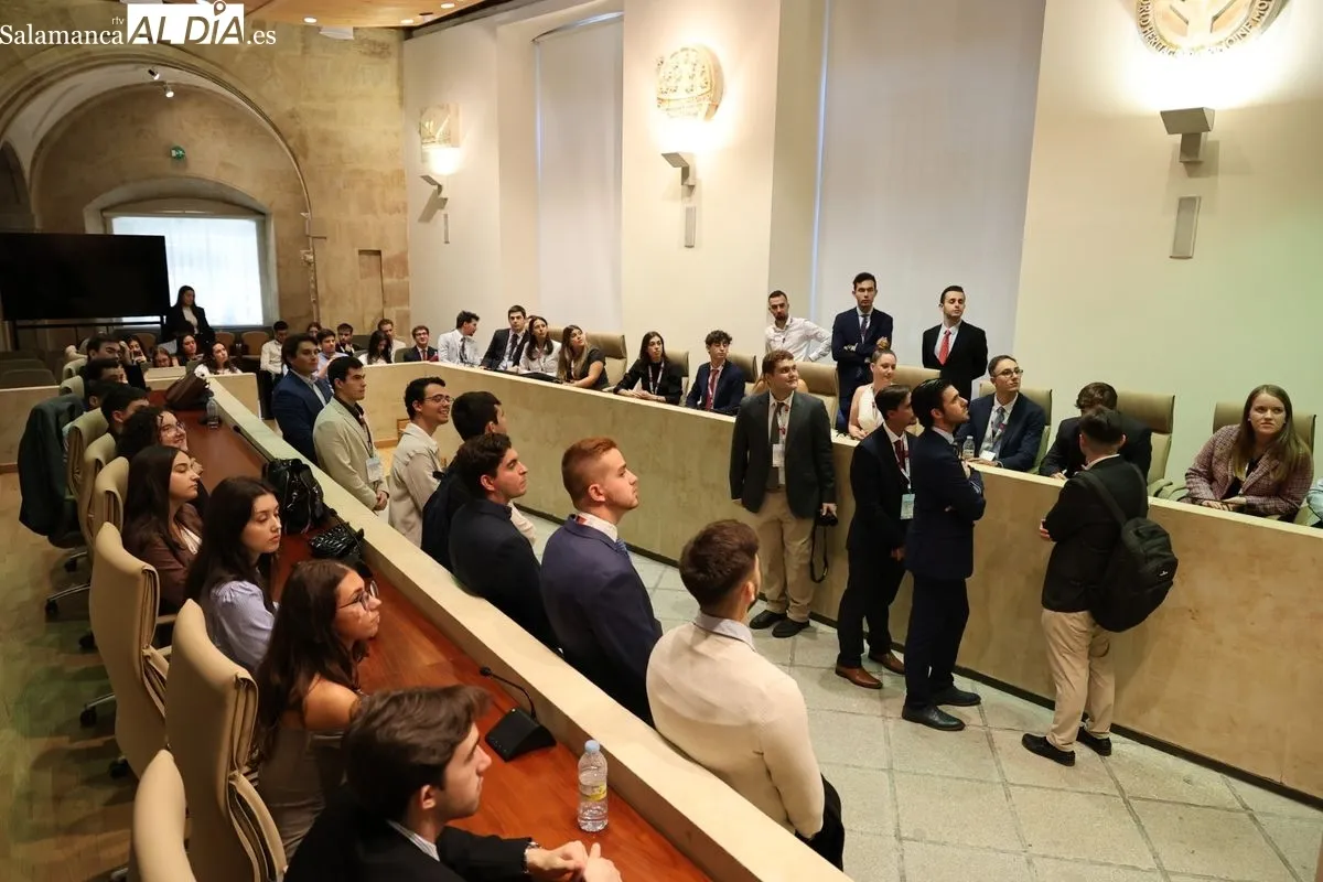 El concejal de Cultura y Turismo, Ángel Fernández, recibe a participantes del LVI Congreso Nacional de Representantes de Estudiantes. Foto de David Sañudo