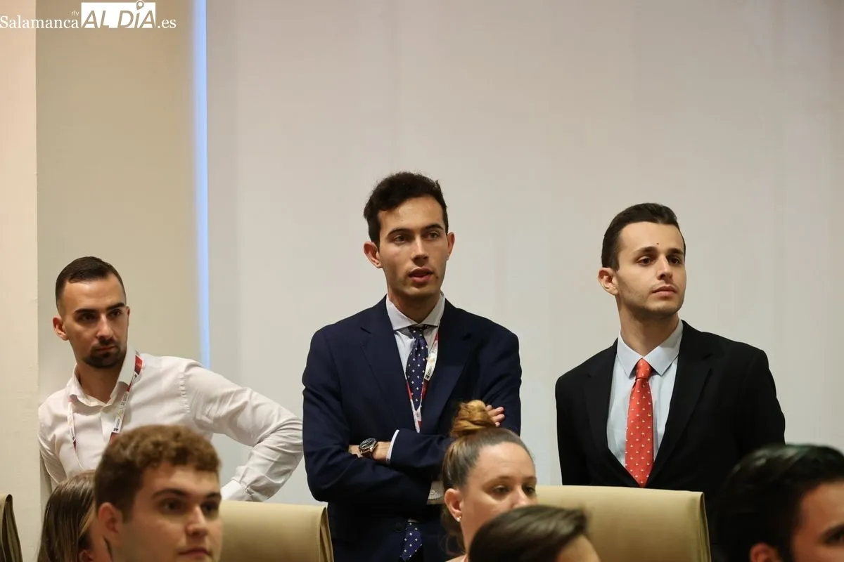 El concejal de Cultura y Turismo, Ángel Fernández, recibe a participantes del LVI Congreso Nacional de Representantes de Estudiantes. Foto de David Sañudo