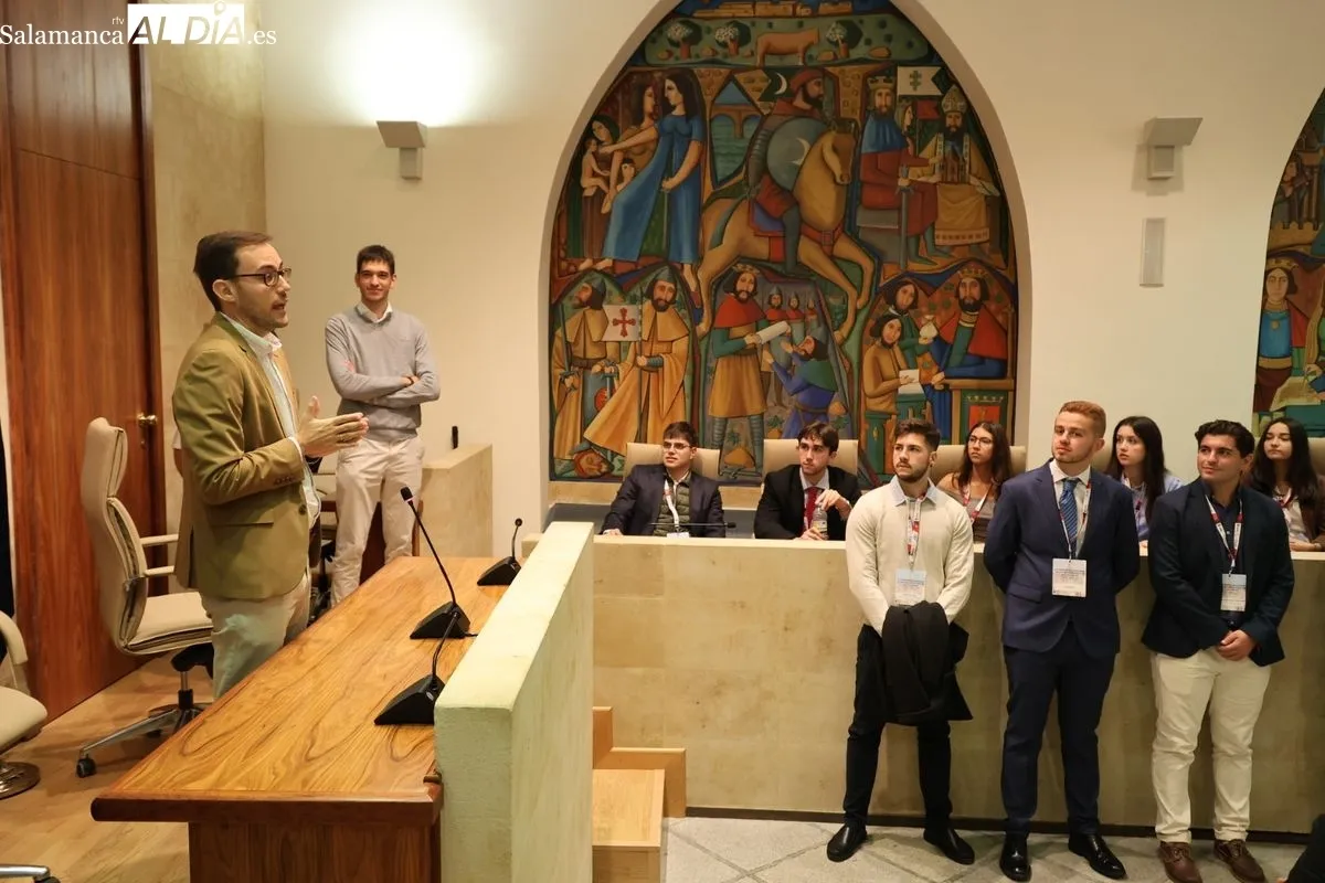 El concejal de Cultura y Turismo, Ángel Fernández, recibe a participantes del LVI Congreso Nacional de Representantes de Estudiantes. Foto de David Sañudo