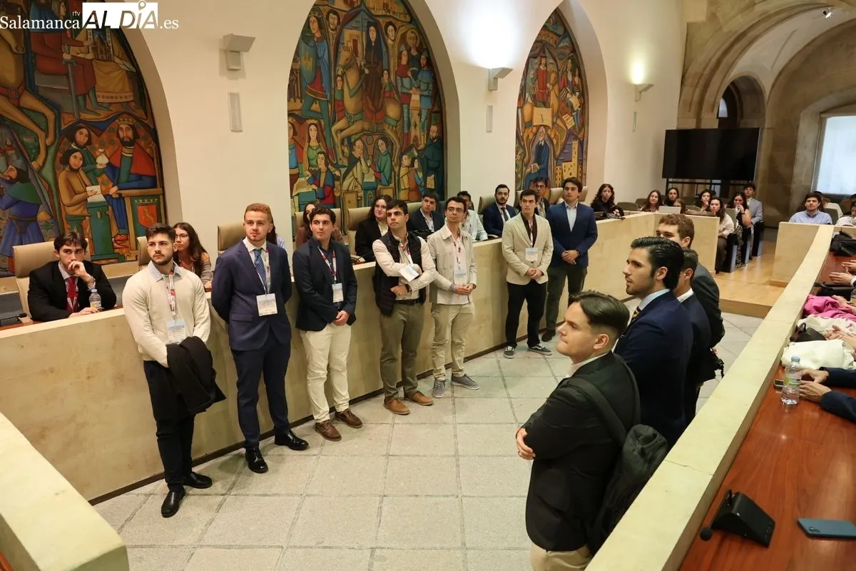 El concejal de Cultura y Turismo, Ángel Fernández, recibe a participantes del LVI Congreso Nacional de Representantes de Estudiantes. Foto de David Sañudo