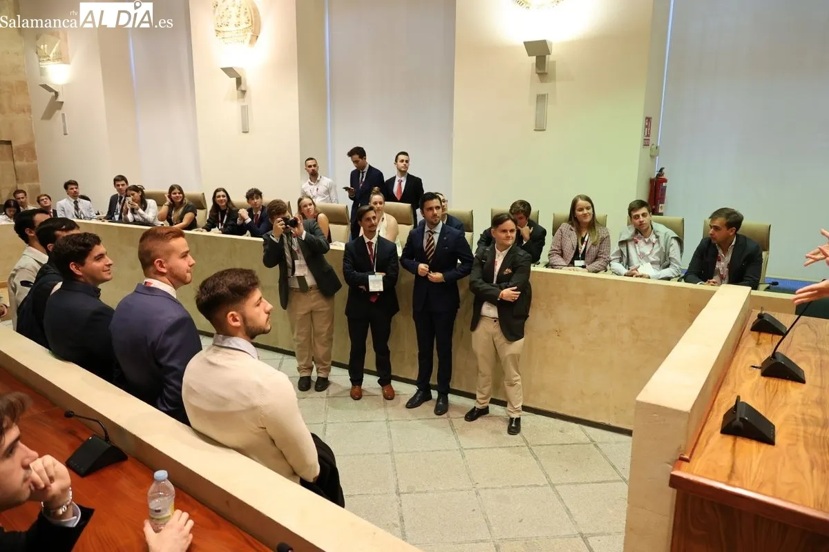 El concejal de Cultura y Turismo, Ángel Fernández, recibe a participantes del LVI Congreso Nacional de Representantes de Estudiantes. Foto de David Sañudo