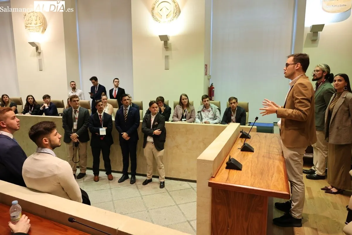 El concejal de Cultura y Turismo, Ángel Fernández, recibe a participantes del LVI Congreso Nacional de Representantes de Estudiantes. Foto de David Sañudo