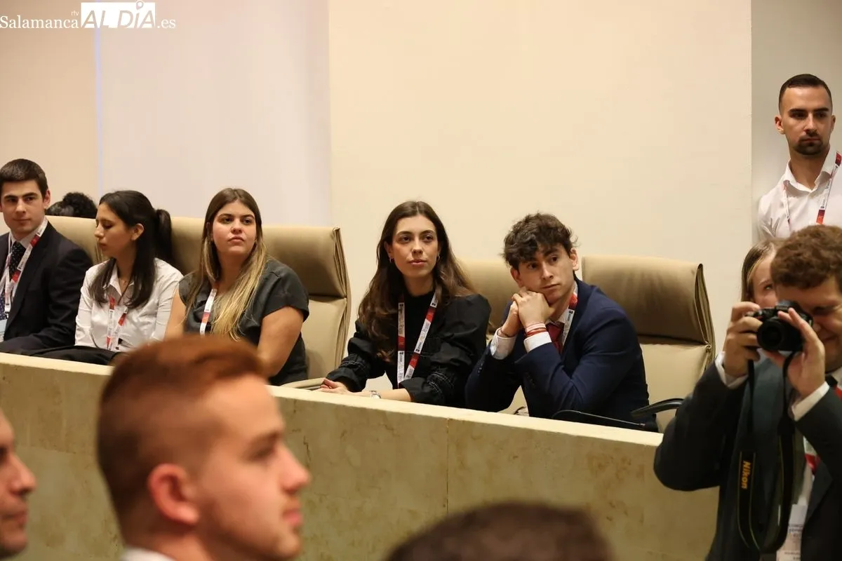 El concejal de Cultura y Turismo, Ángel Fernández, recibe a participantes del LVI Congreso Nacional de Representantes de Estudiantes. Foto de David Sañudo