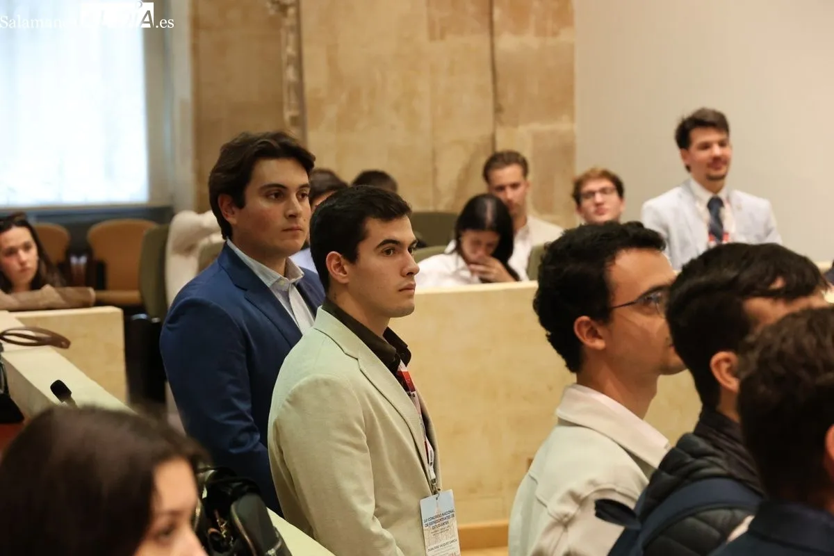 El concejal de Cultura y Turismo, Ángel Fernández, recibe a participantes del LVI Congreso Nacional de Representantes de Estudiantes. Foto de David Sañudo