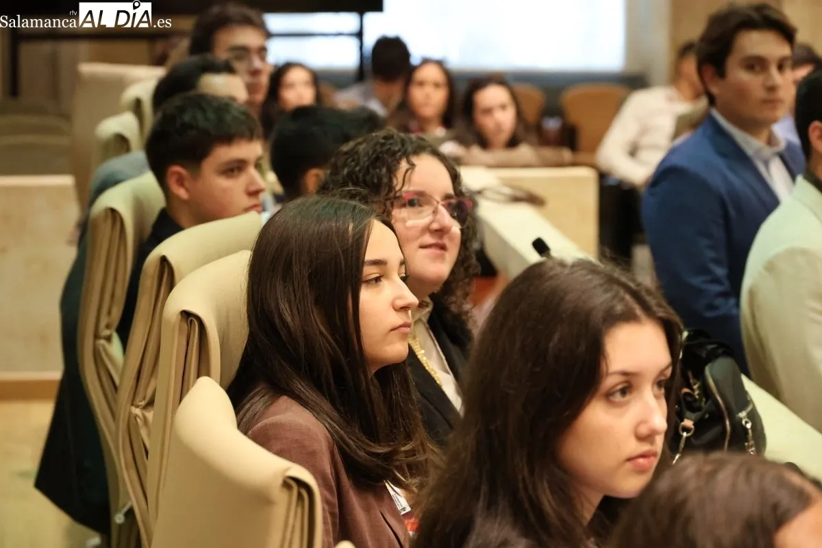 El concejal de Cultura y Turismo, Ángel Fernández, recibe a participantes del LVI Congreso Nacional de Representantes de Estudiantes. Foto de David Sañudo