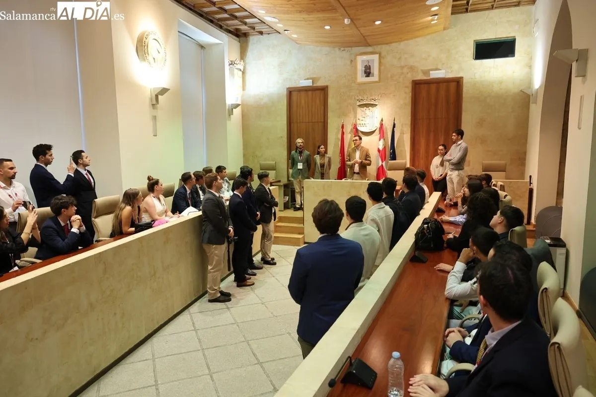 El concejal de Cultura y Turismo, Ángel Fernández, recibe a participantes del LVI Congreso Nacional de Representantes de Estudiantes. Foto de David Sañudo