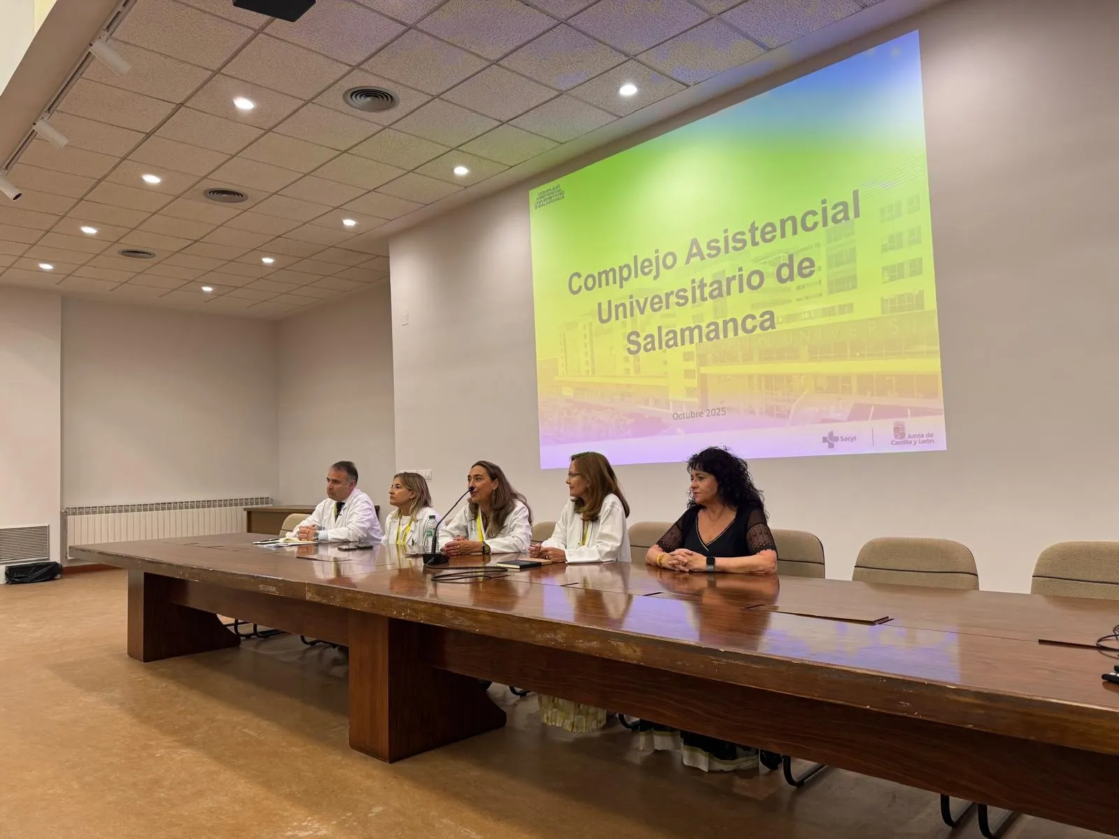 Foto 2 - La nueva generaci&oacute;n de m&eacute;dicos de la USAL inicia sus pr&aacute;cticas en el Complejo Asistencial de Salamanca