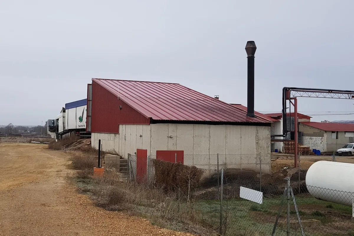 Chimenea de la caldera de biomasa en las instalaciones de Vitigudino