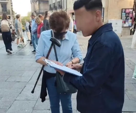 Alertan de un timo de los falsos donativos para sordos que recorre el centro de Salamanca | Fotografías publicadas en el perfil de Instagram por @asociacionsadap 
