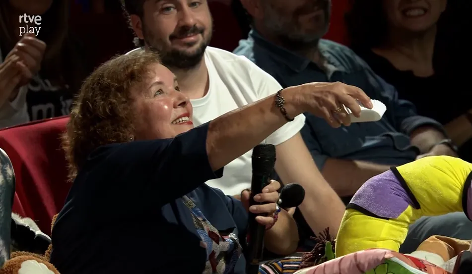 Foto 4 - Una vecina de Dios le Guarde, la mayor fan de Manolo Garc&iacute;a desde la ba&ntilde;era de &lsquo;La Revuelta&rsquo;