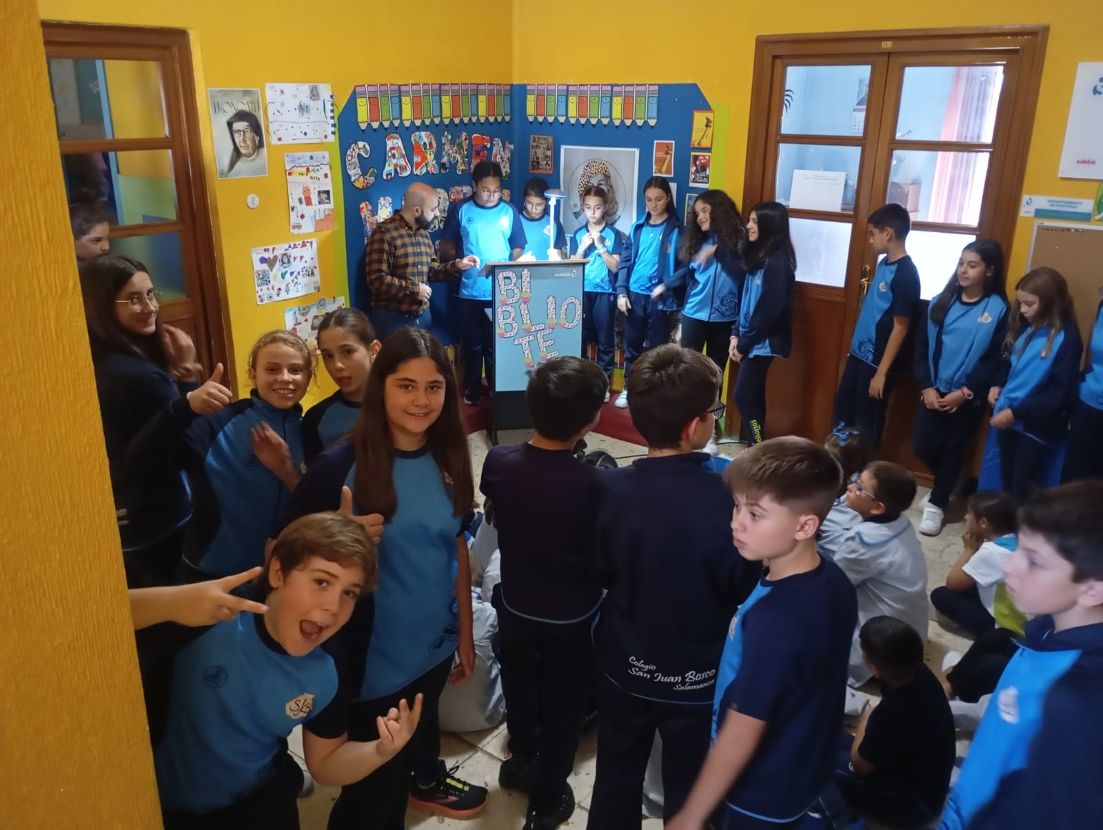 FOTOS | El Colegio San Juan Bosco homenajea a Carmen Martín Gaite con Caperucita en Manhattan