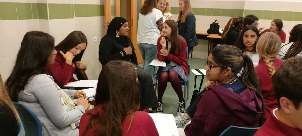 Estudiantes del Colegio San Juan Bosco practican inglés con alumnos de Londres