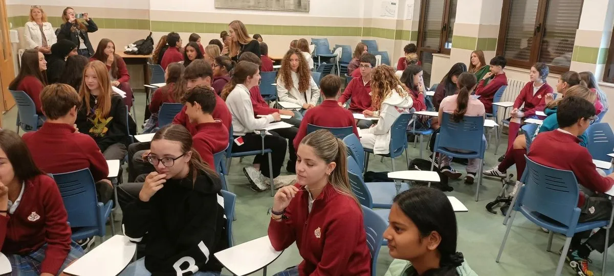 Estudiantes del Colegio San Juan Bosco practican inglés con alumnos de Londres