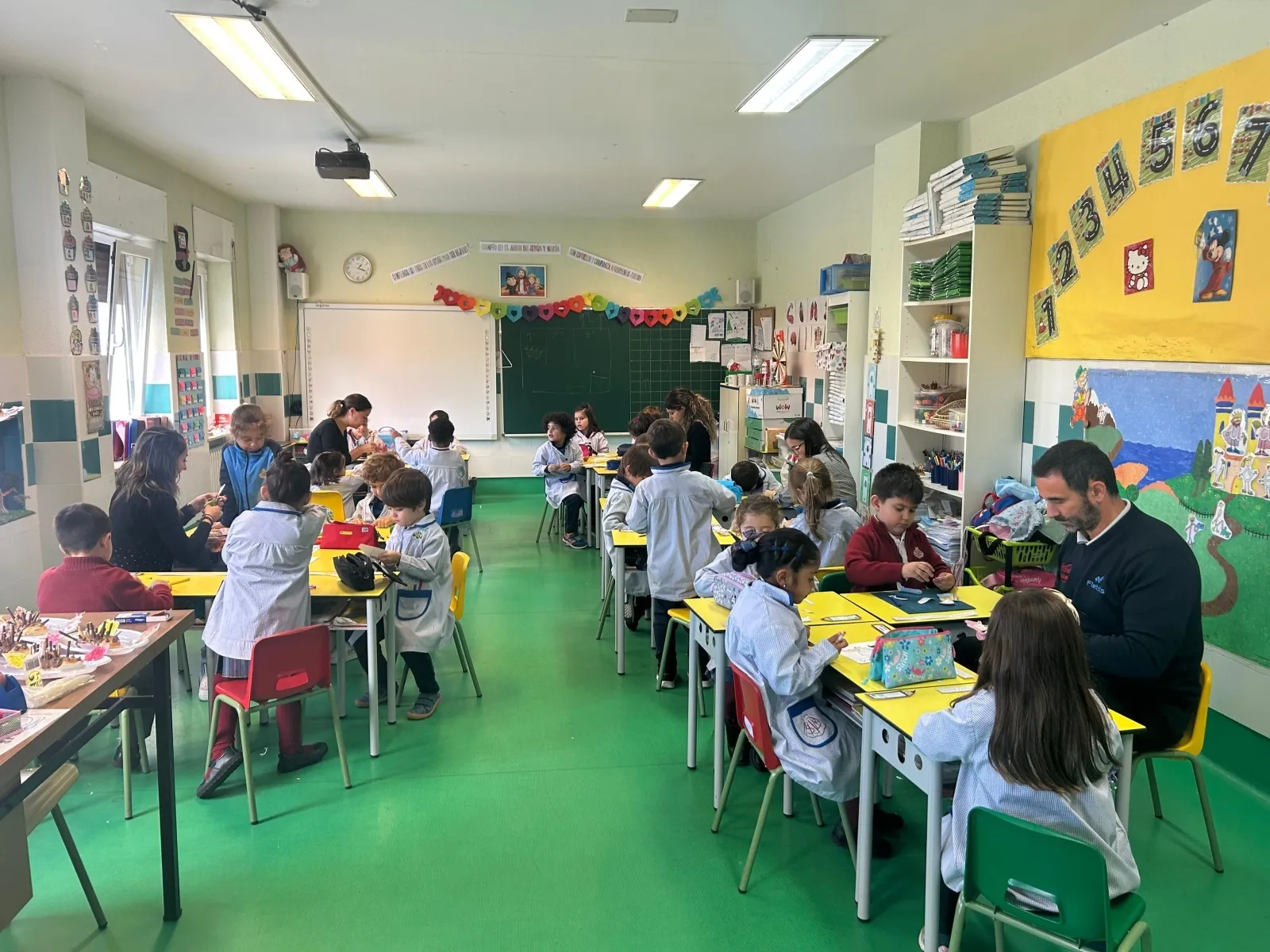 Foto 2 - FOTOS | El Colegio San Juan Bosco une a familias y alumnos en un taller de cocina sobre el oto&ntilde;o