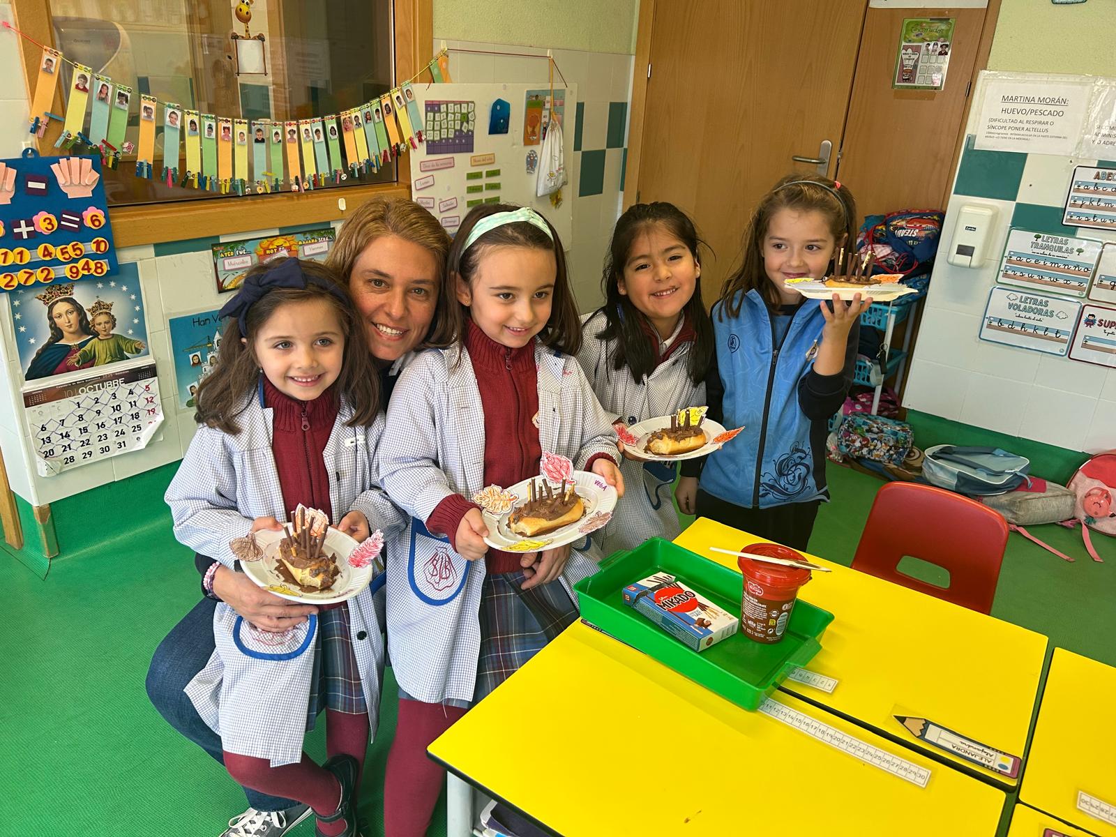 Familias y alumnos cocinan en el taller de otoño del San Juan Bosco