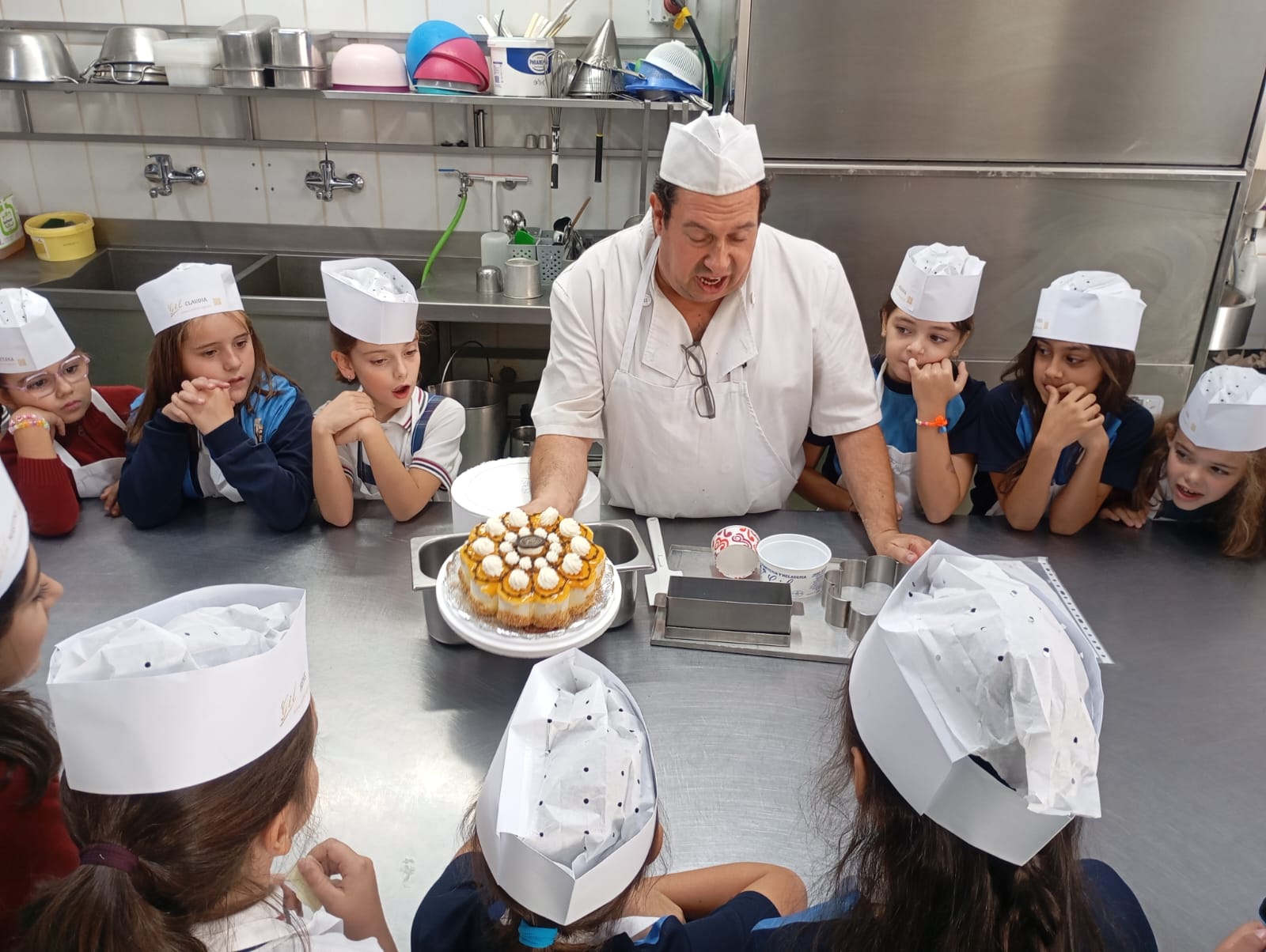 Alumnos del San Juan Bosco visitan el obrador de Confiterías Gil