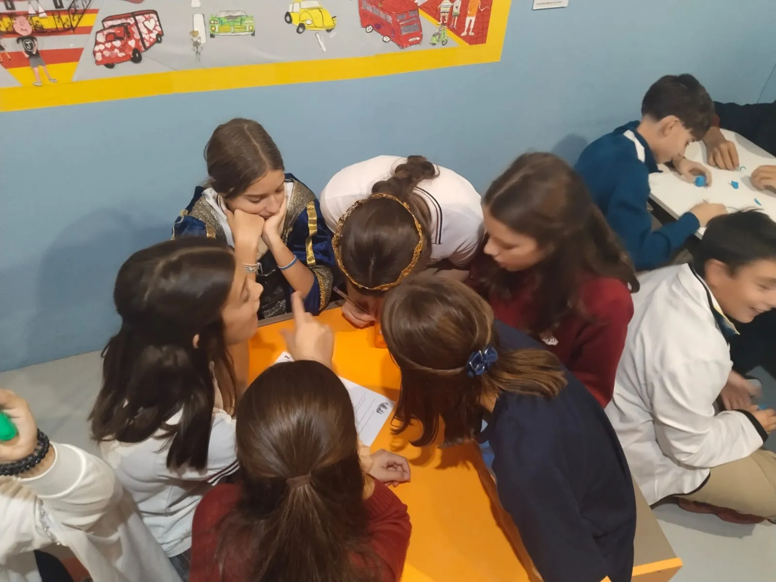 Los alumnos del Colegio San Juan Bosco en su visita al Museo del Comercio