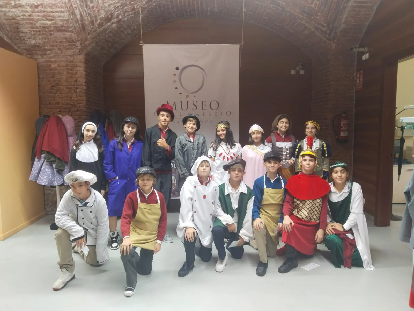 Los alumnos del Colegio San Juan Bosco en su visita al Museo del Comercio