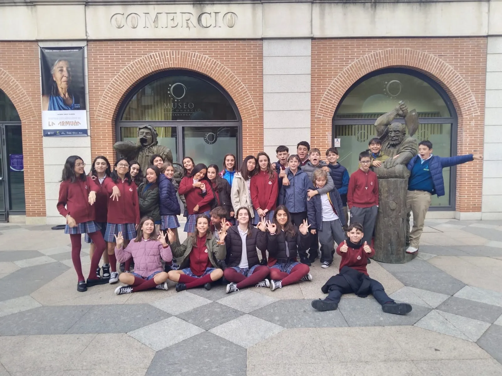 Los alumnos del Colegio San Juan Bosco en su visita al Museo del Comercio
