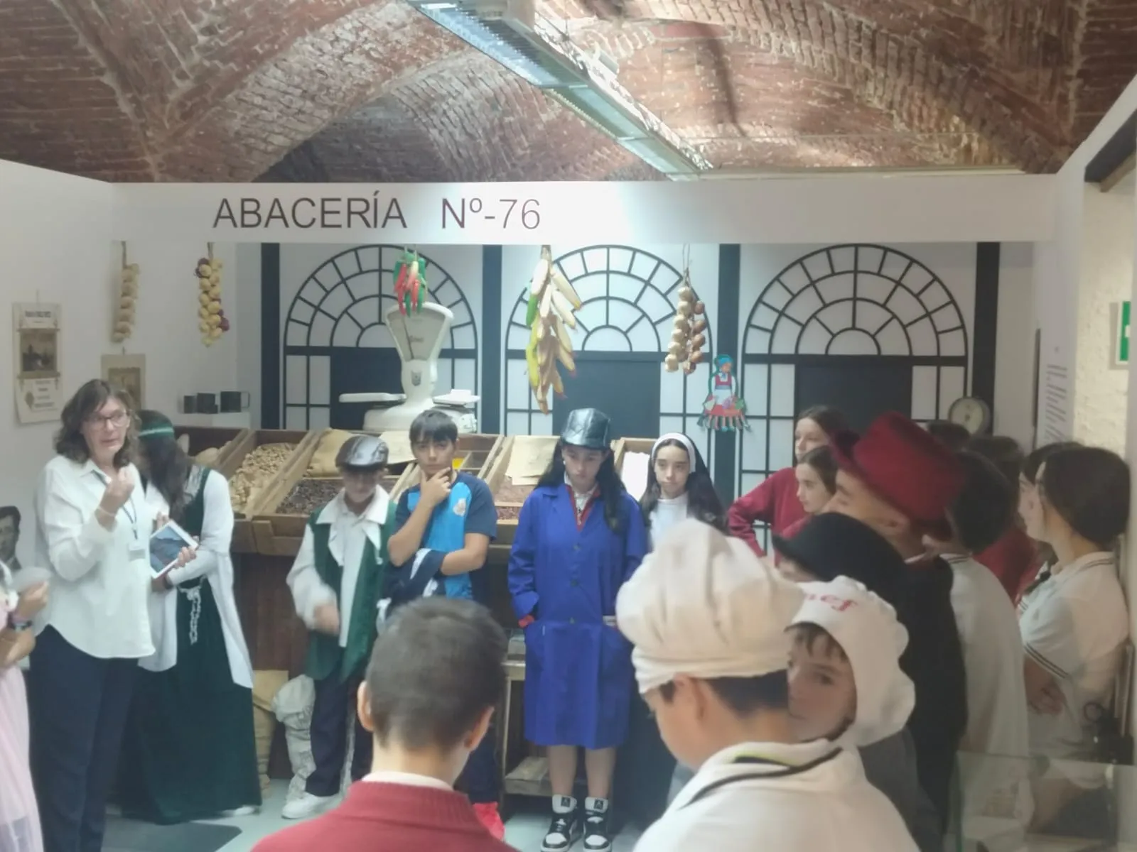Los alumnos del Colegio San Juan Bosco en su visita al Museo del Comercio