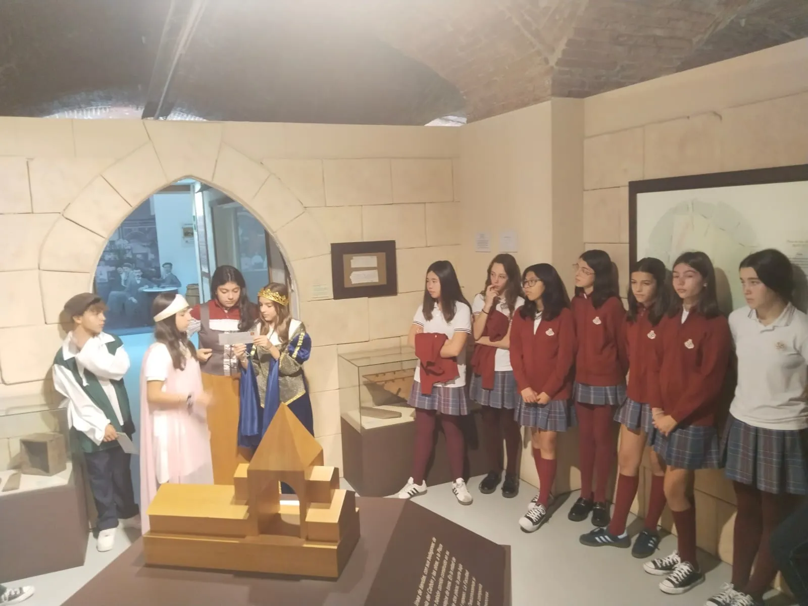 Los alumnos del Colegio San Juan Bosco en su visita al Museo del Comercio