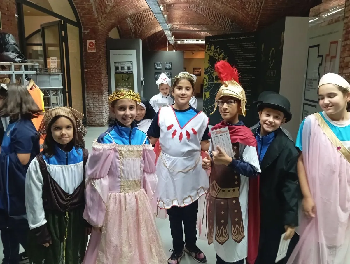 Foto 7 - Alumnos del colegio San Juan Bosco reviven la historia del comercio salmantino